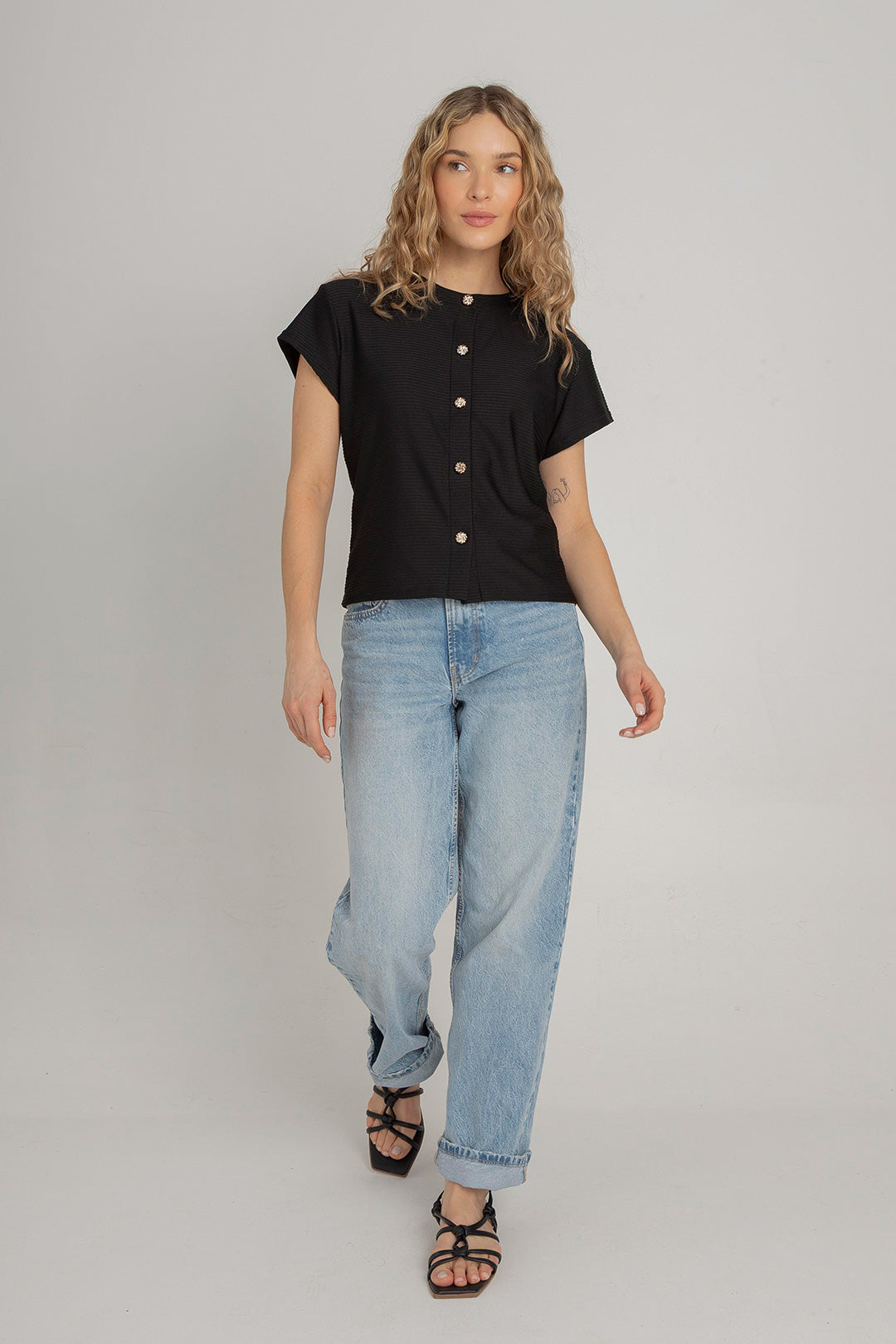 Camisa para mujer negra acanalada con botones dorados