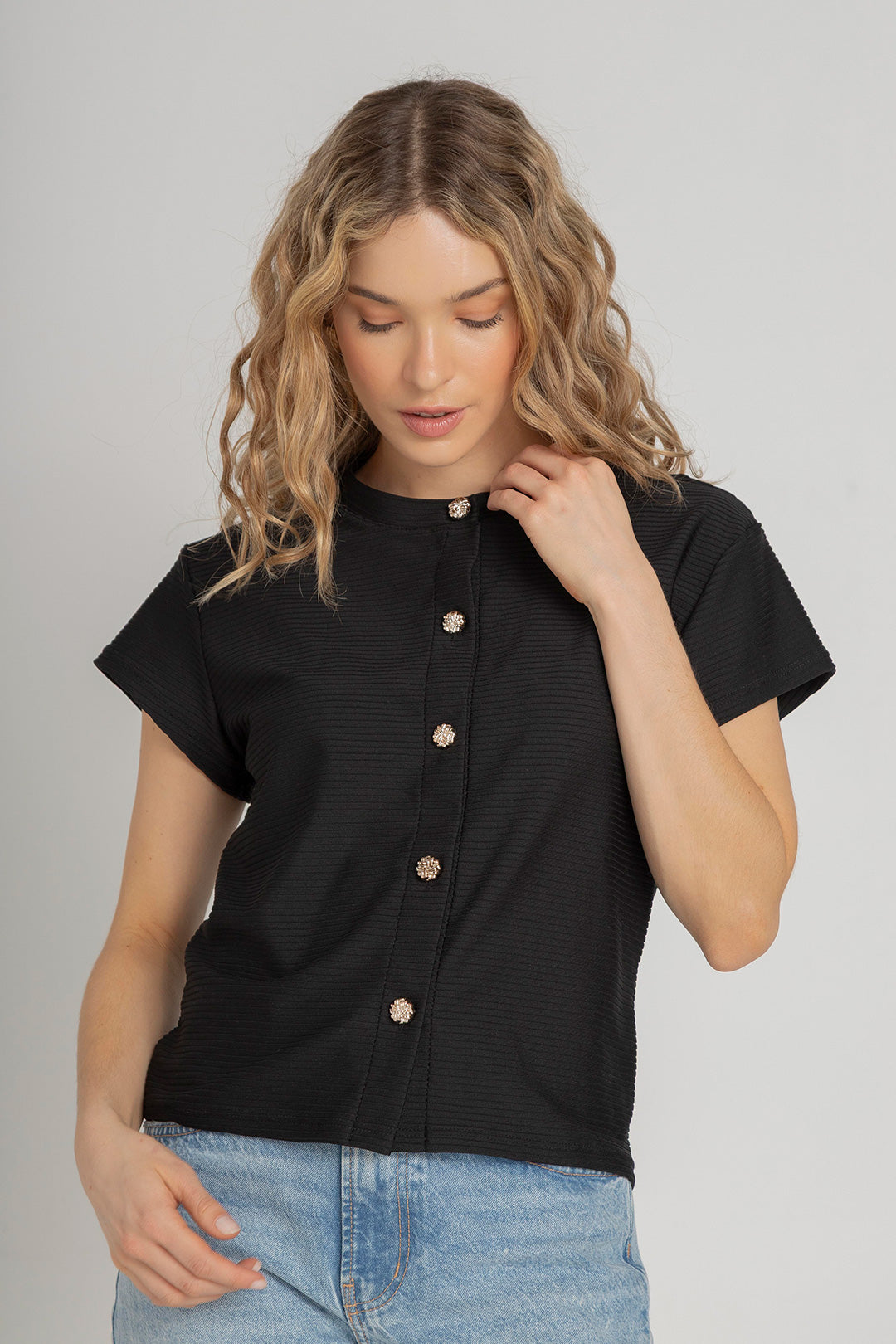 Camisa para mujer negra acanalada con botones dorados