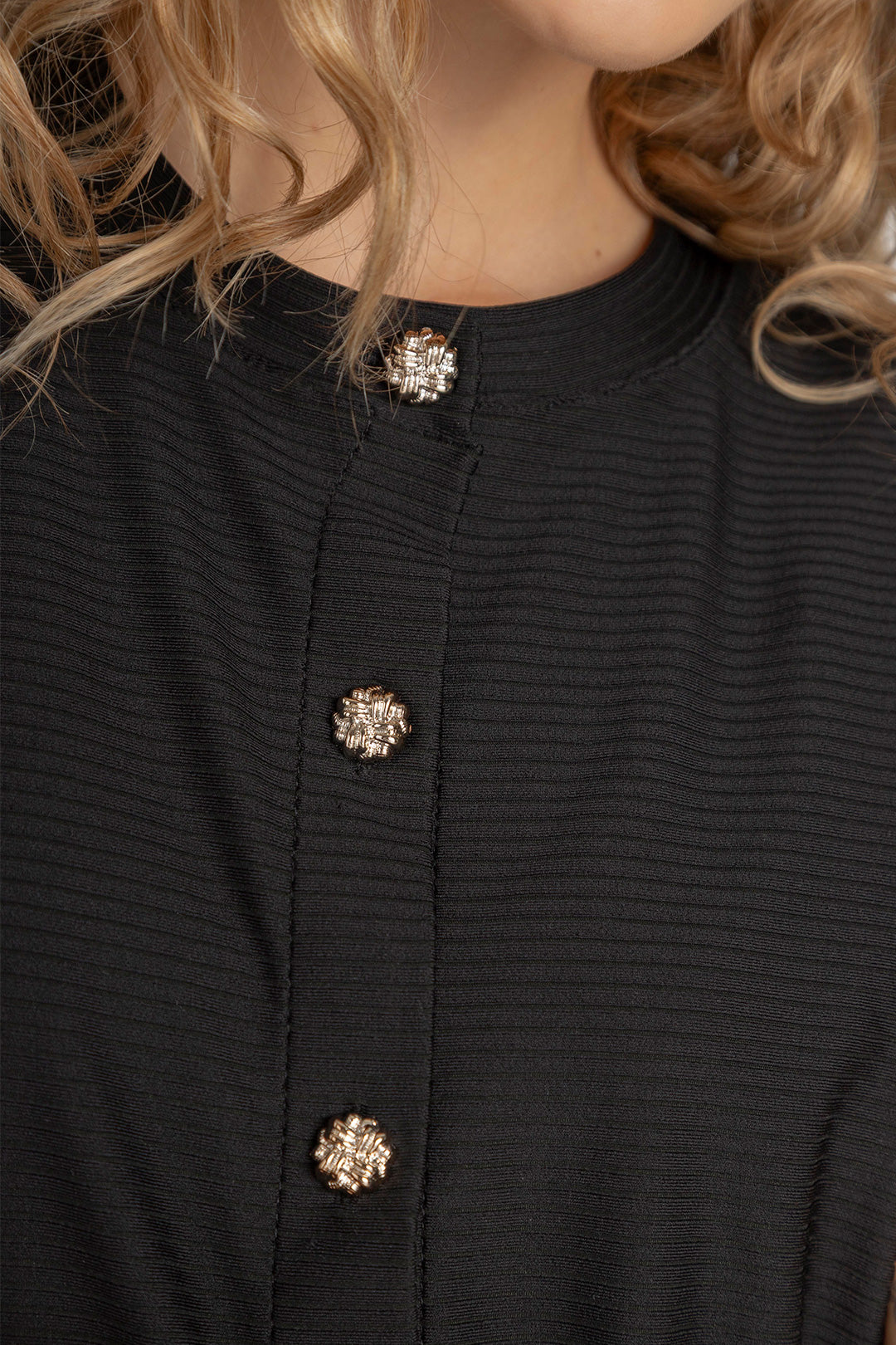 Camisa para mujer negra acanalada con botones dorados