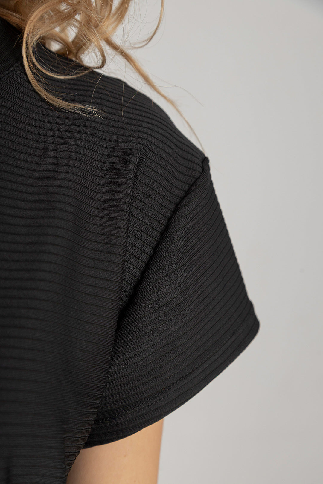 Camisa para mujer negra acanalada con botones dorados