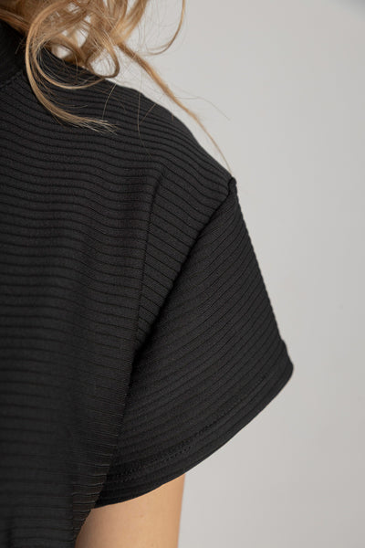 Camisa para mujer negra acanalada con botones dorados