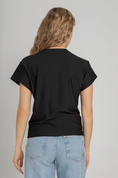 Camisa para mujer negra acanalada con botones dorados