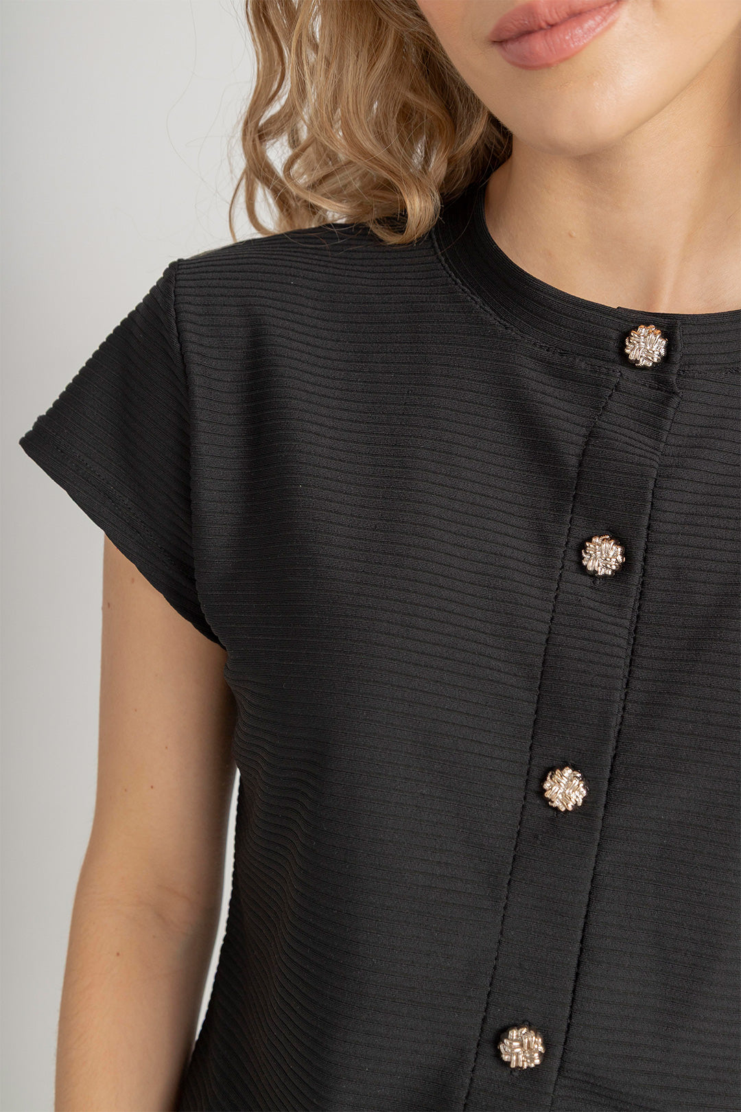 Camisa para mujer negra acanalada con botones dorados