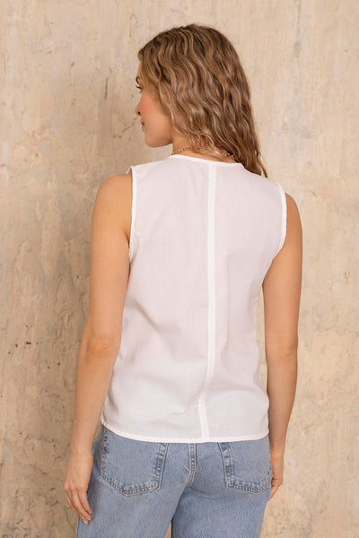 Camisa blanca sin mangas con pliegues y amarre frontal