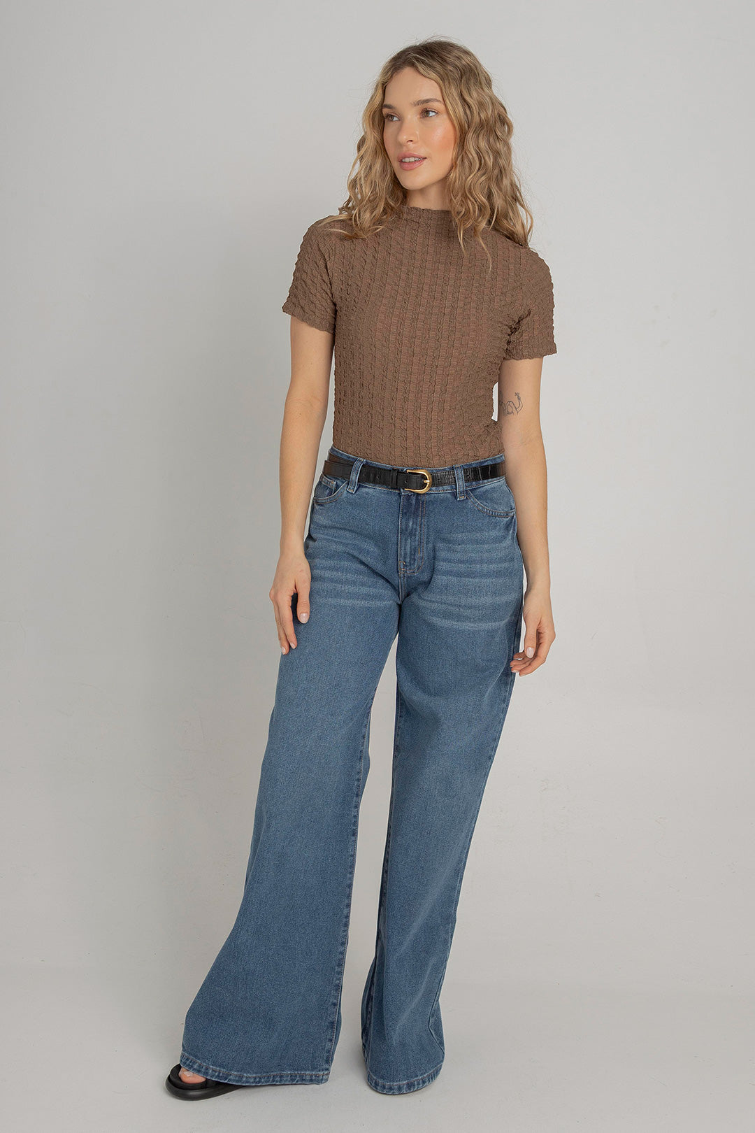 Camisa para mujer color cacao texturizada de cuello alto