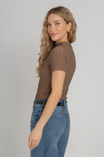Camisa para mujer color cacao texturizada de cuello alto