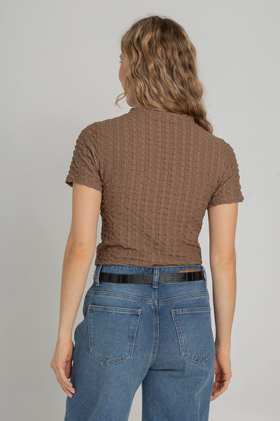 Camisa para mujer color cacao texturizada de cuello alto