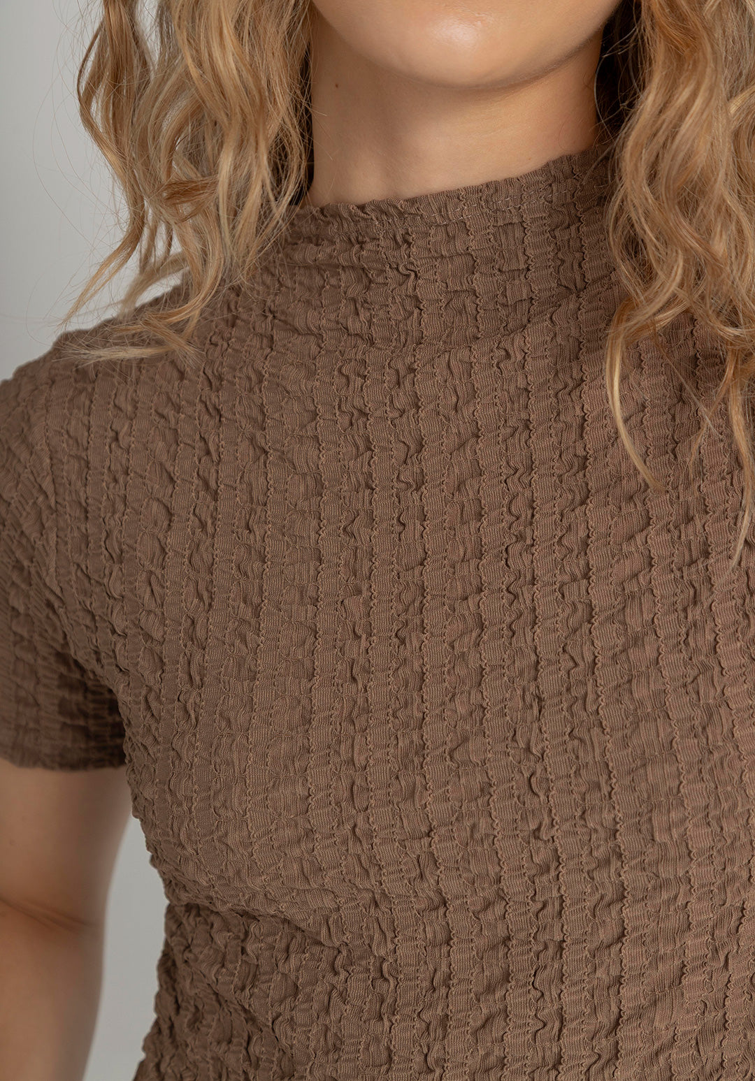 Camisa para mujer color cacao texturizada de cuello alto