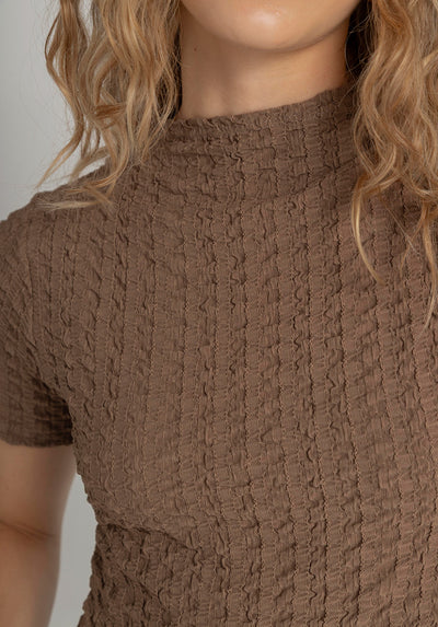 Camisa para mujer color cacao texturizada de cuello alto