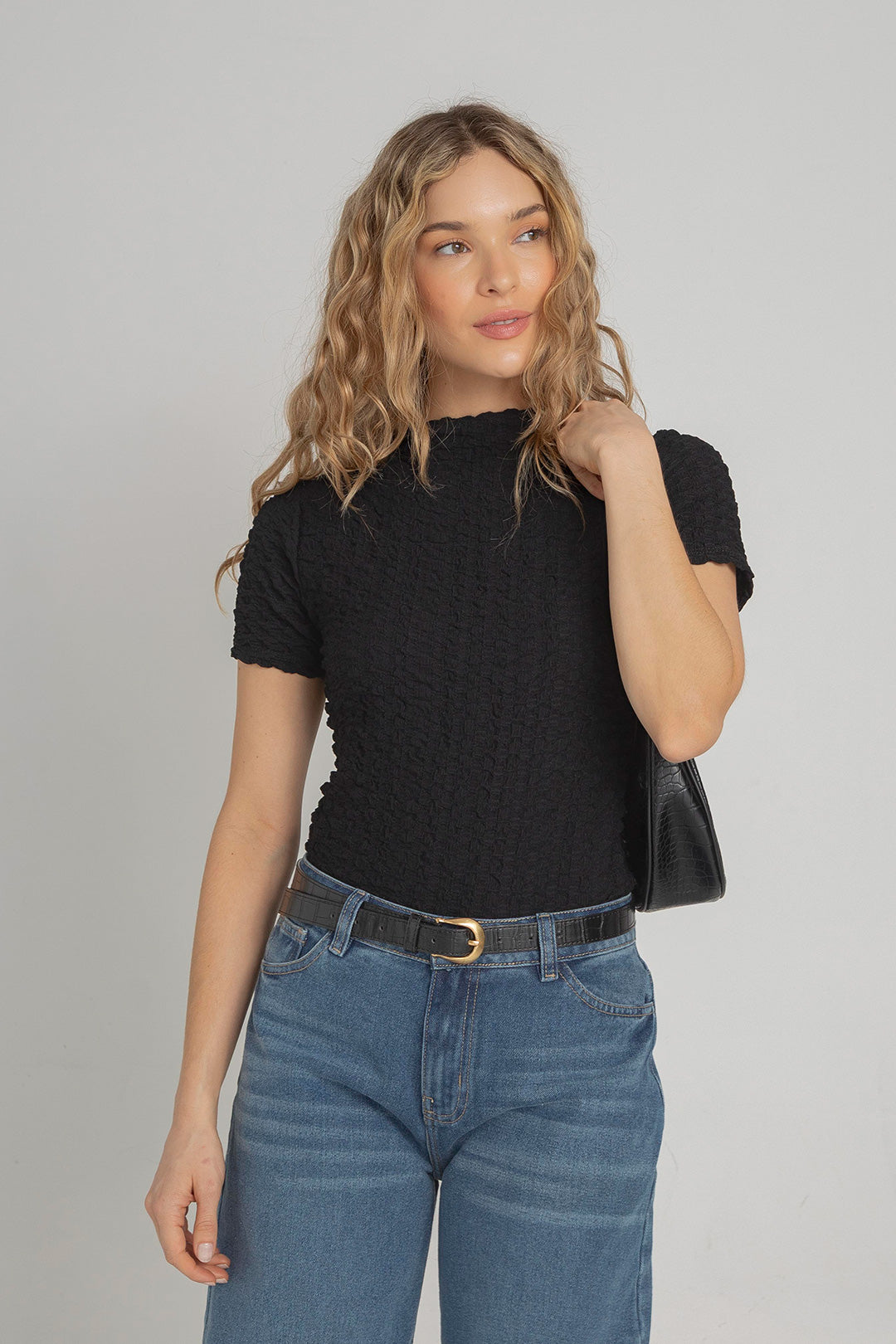 Camisa para mujer color negra texturizada de cuello alto