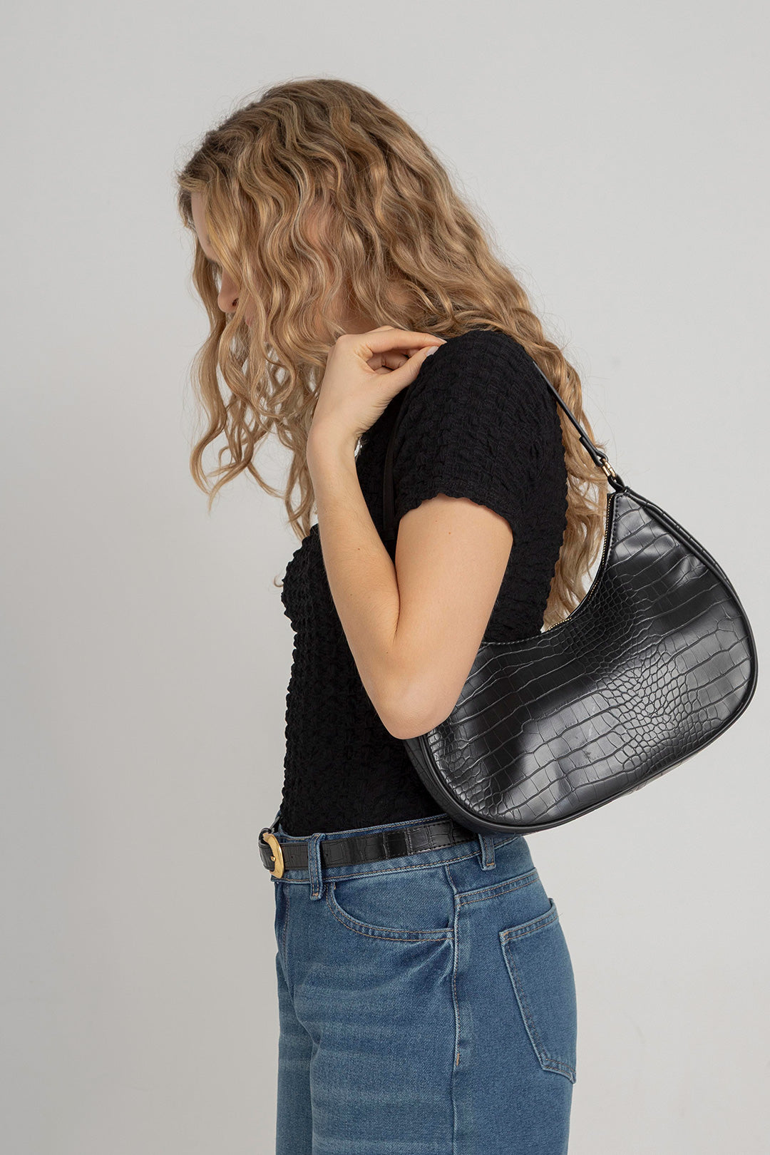 Camisa para mujer color negra texturizada de cuello alto