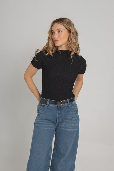 Camisa para mujer color negra texturizada de cuello alto