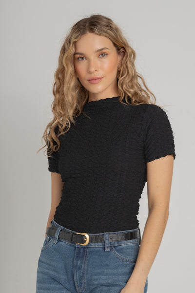 Camisa para mujer color negra texturizada de cuello alto