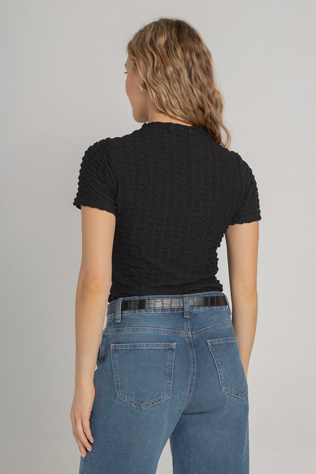 Camisa para mujer color negra texturizada de cuello alto