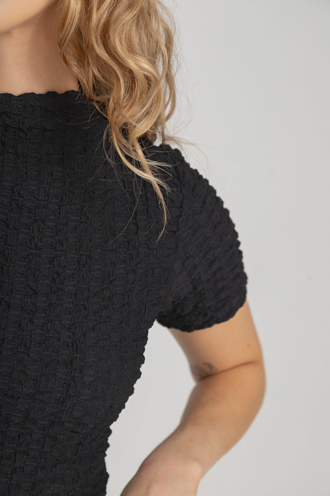 Camisa para mujer color negra texturizada de cuello alto