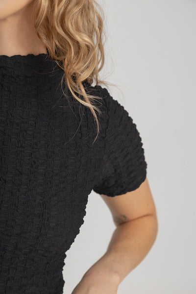 Camisa para mujer color negra texturizada de cuello alto