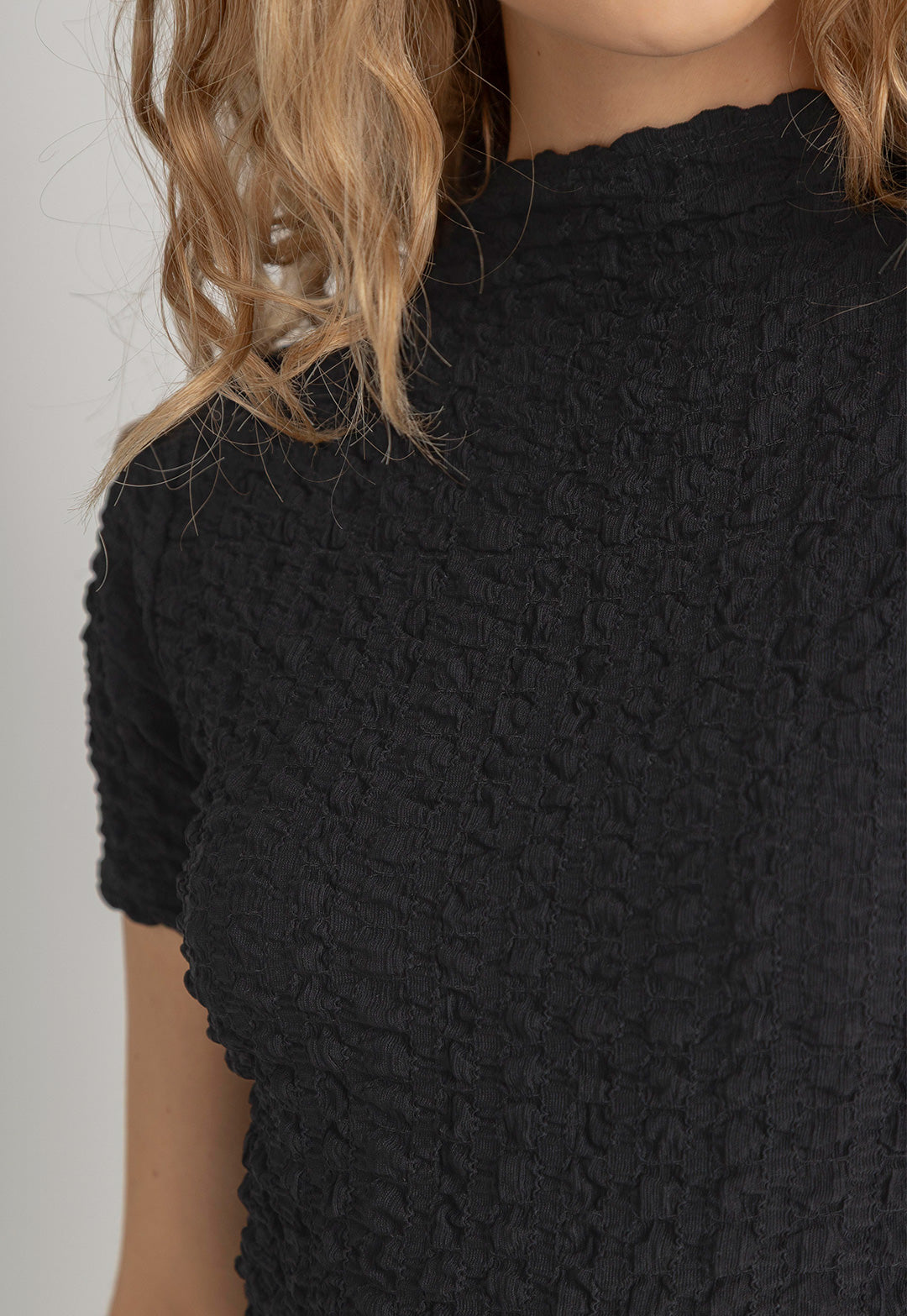 Camisa para mujer color negra texturizada de cuello alto