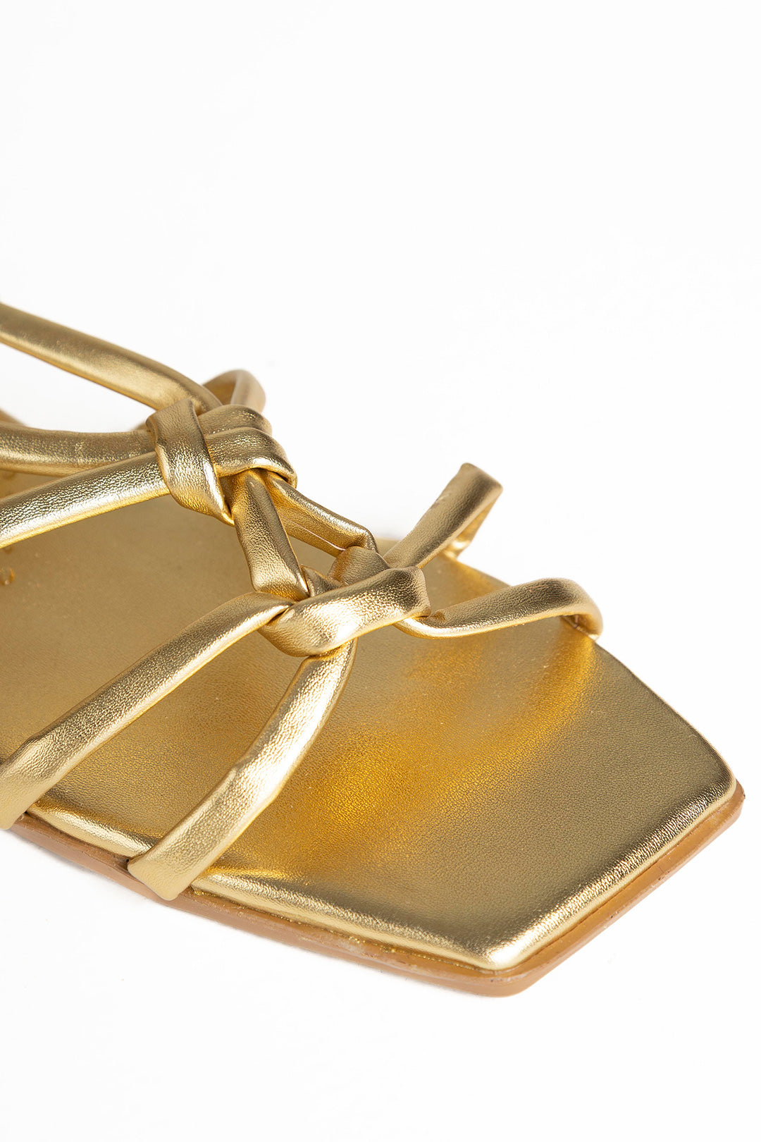 sandalia dorada para mujer