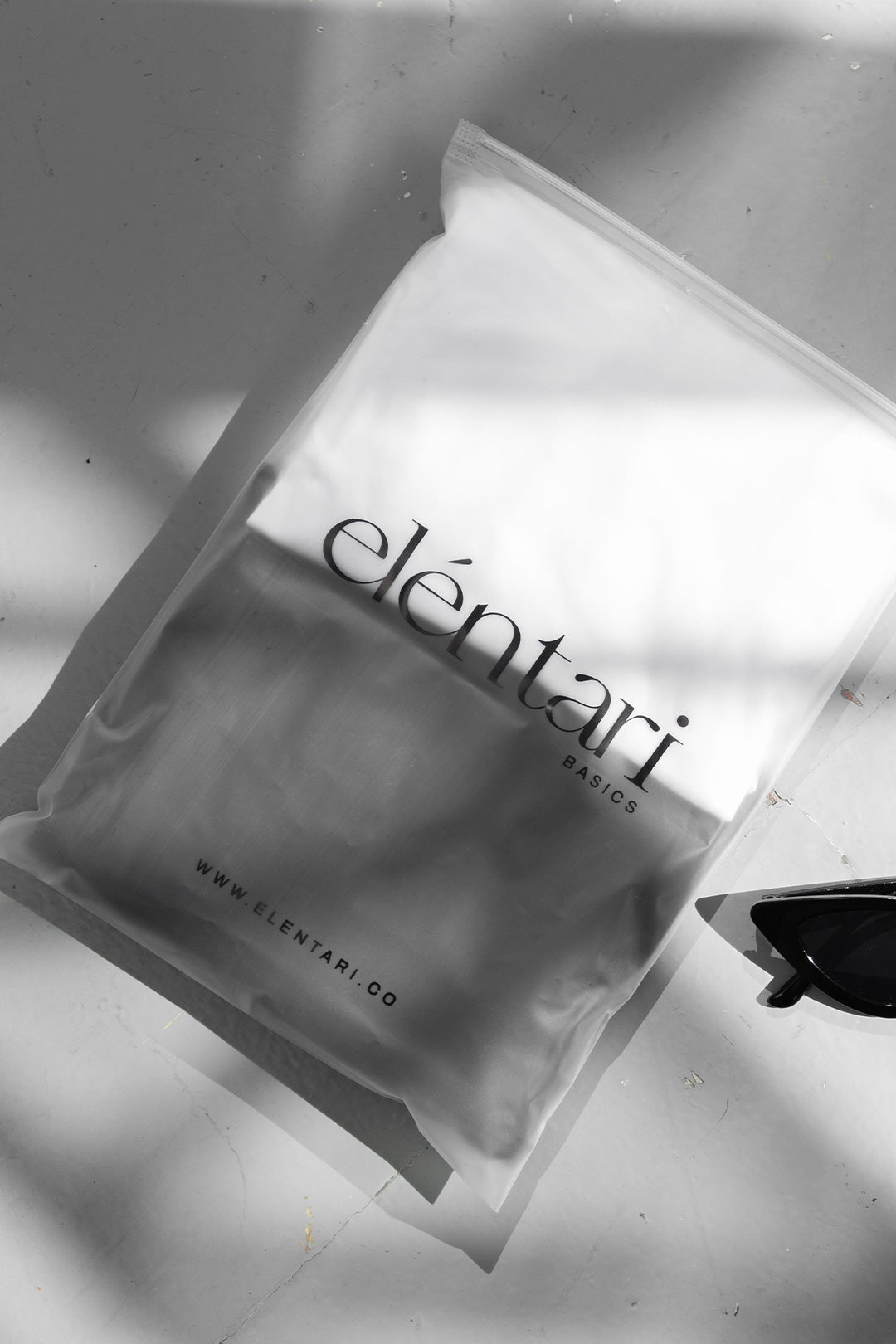 pack de camisetas básicas negra y blanca