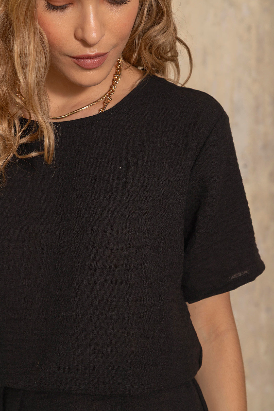 Vestido corto negro con cinturón