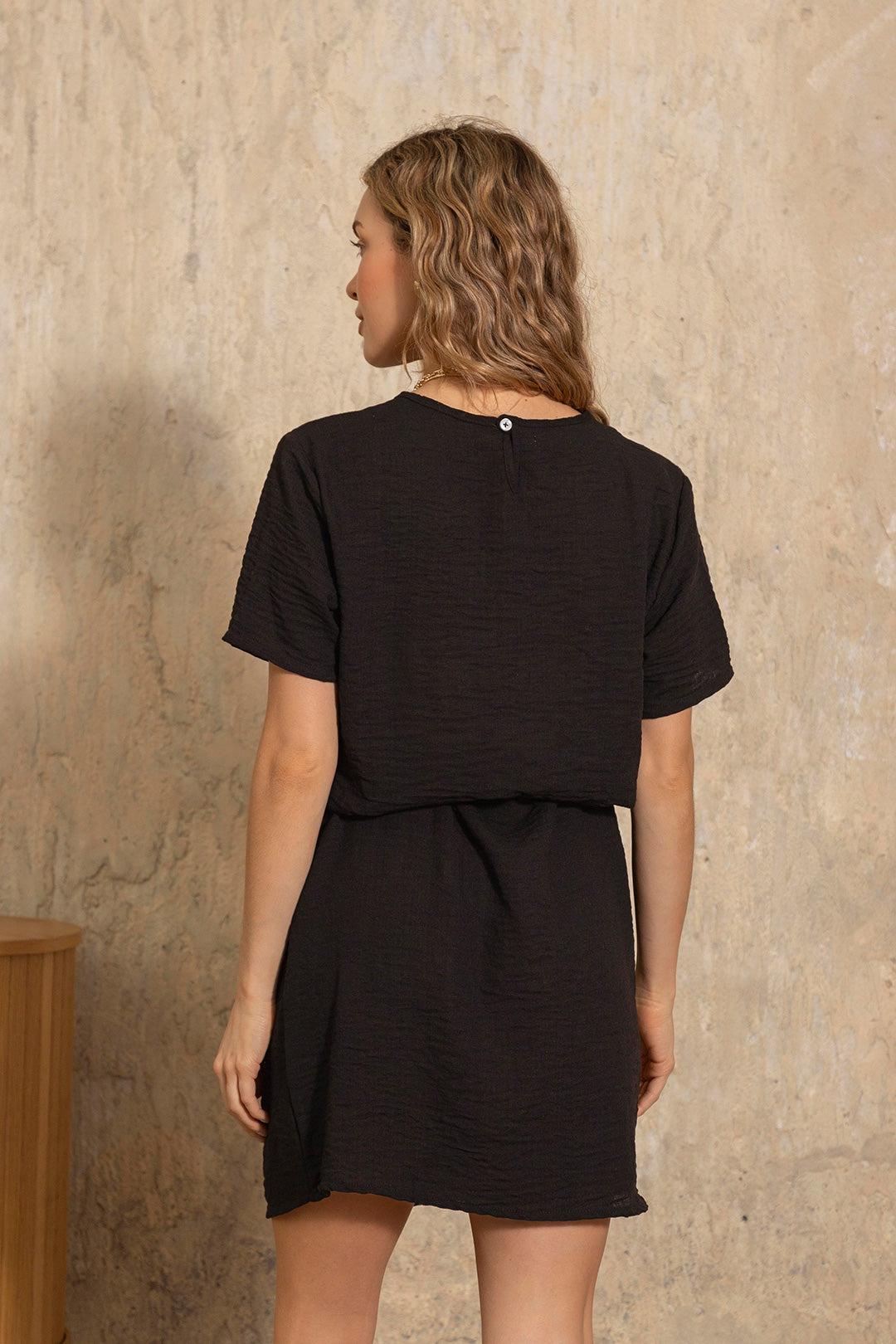 Vestido corto negro con cinturón