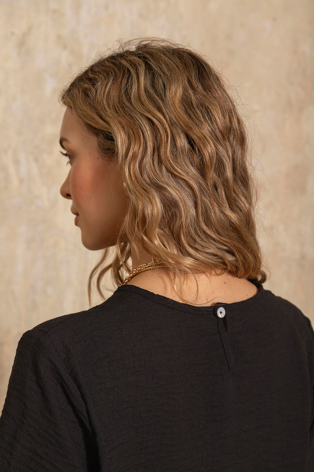 Vestido corto negro con cinturón