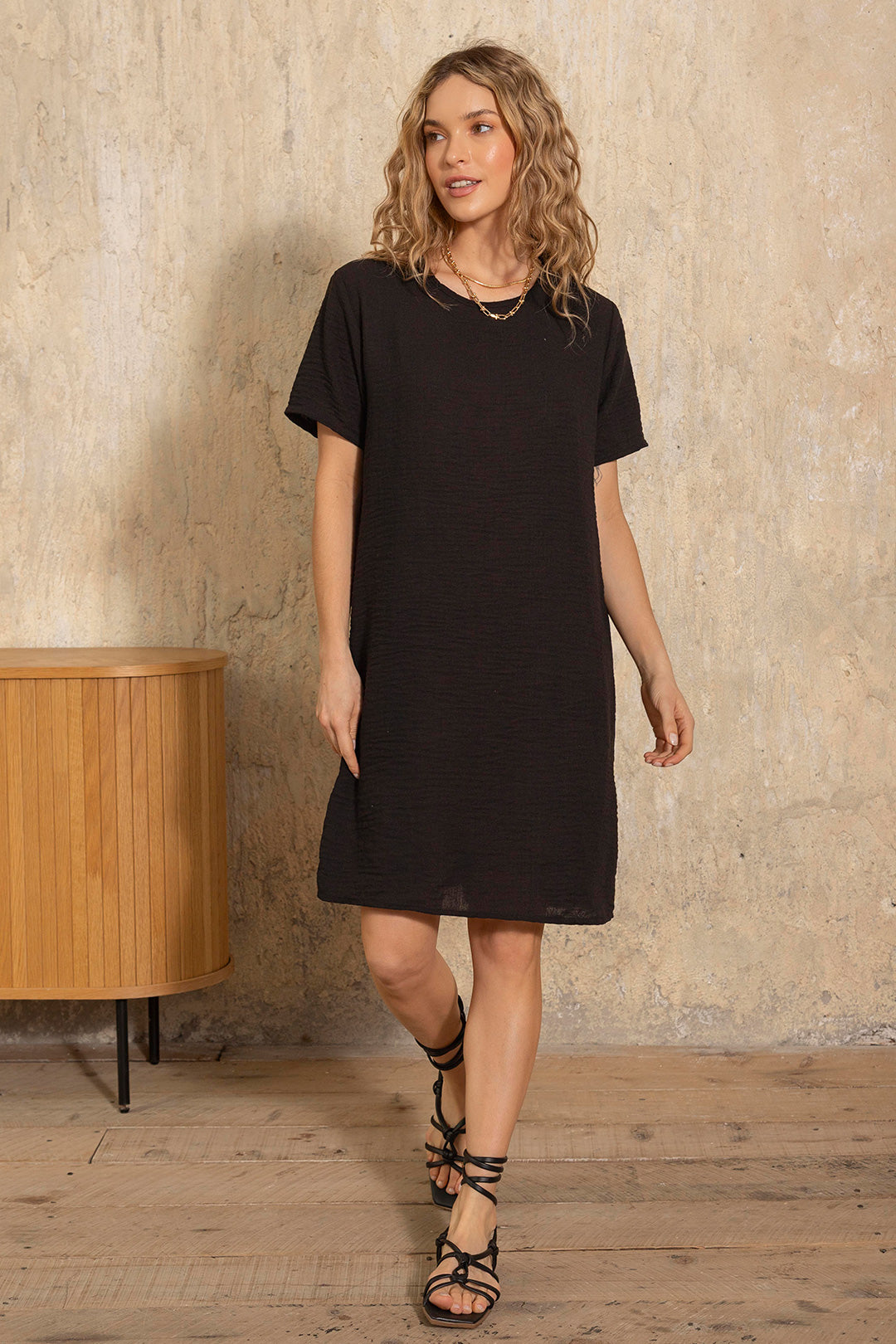 Vestido corto negro con cinturón