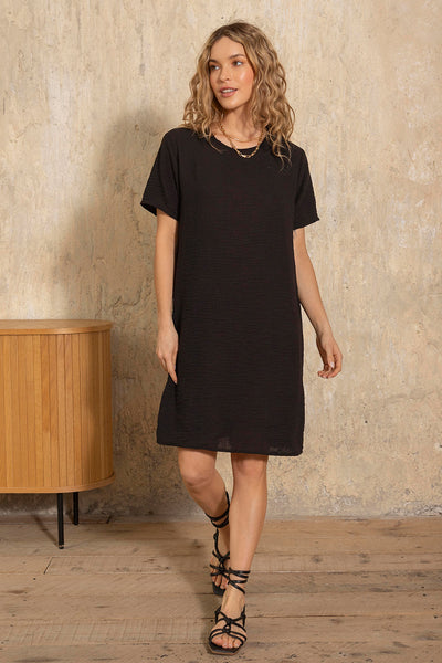 Vestido corto negro con cinturón