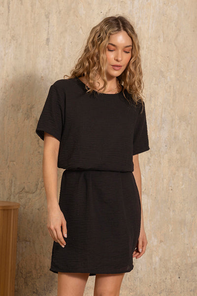 Vestido corto negro con cinturón